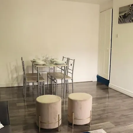 Apartment Beautiful With Free Parking And Wifi *